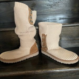 Beige Classic Cardy Uggs